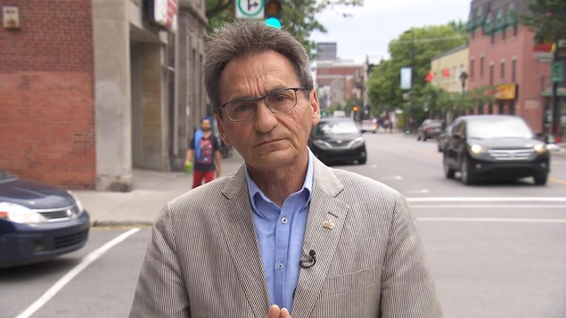 Richard Bergeron est sur une rue du centre-ville de Montréal.