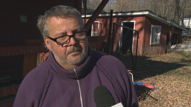 Richard Bertrand, un sinistré de la municipalité de Pontiac, devant une maison durant une entrevue. Richard Bertrand, un sinistré de la municipalité de Pontiac, devant une maison durant une entrevue.