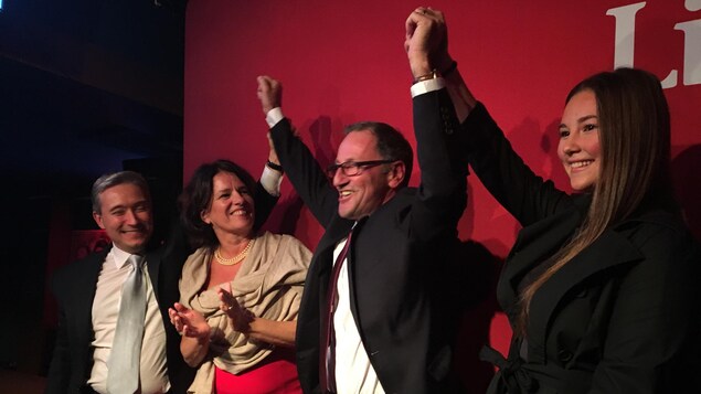 Richard Hébert, sa conjointe, sa fille et un autre député célèbrent la victoire.