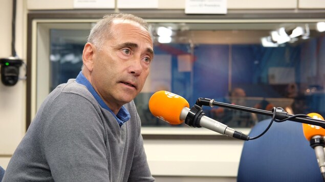 Richard Martel devant un micro Richard Martel devant un micro