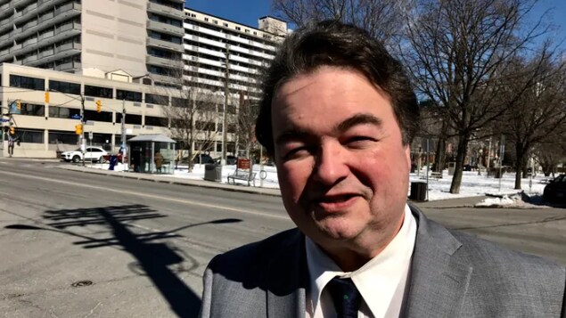 Le conseiller Rick Chiarelli pose pour une photo, à l'extérieur.
