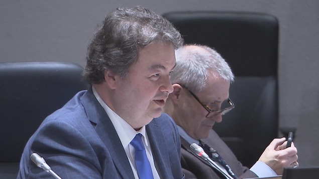 Le conseiller Rick Chiarelli pendant une réunion du conseil municipal.
