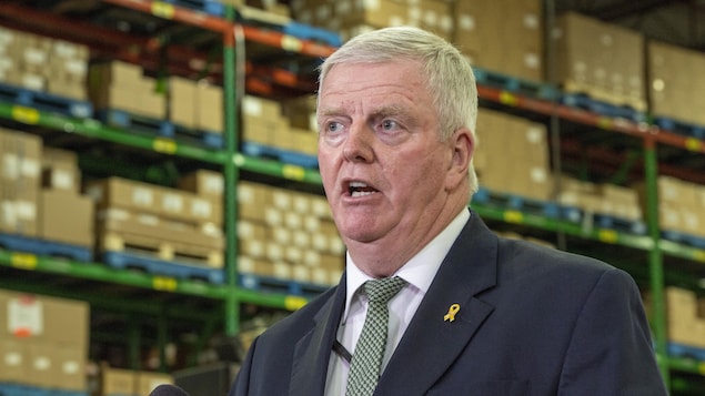 Rick Hillier en point de presse.