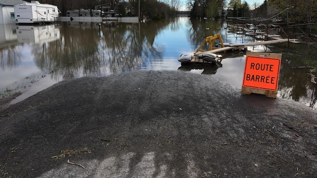 Une image montrant que le niveau d'eau a légèrement baissé à Rigaud; la limite de l'eau a reculé, un trottoir temporaire est plus dégagé.