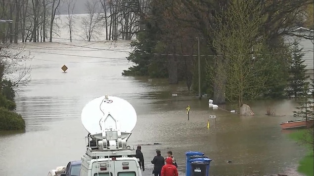 Un secteur inondé de Rigaud, en Montérégie, vendredi après-midi Un secteur inondé de Rigaud, en Montérégie, vendredi après-midi