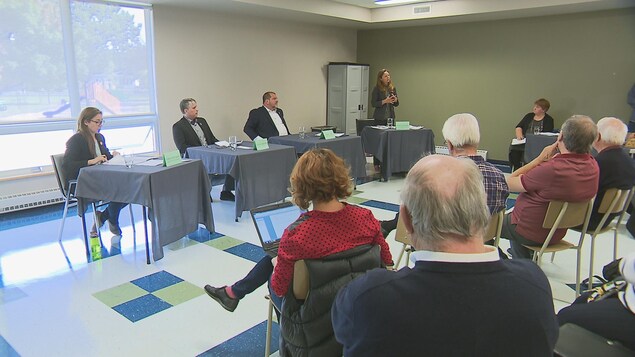 Débat entre les quatre principaux candidats dans Rimouski sur le thème des aînés. Débat entre les quatre principaux candidats dans Rimouski sur le thème des aînés.