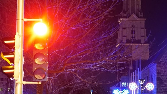 Feu rouge au centre-ville de Rimouski.
