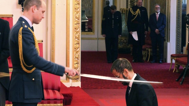 Ringo Starr se faisant adouber par le prince William. Ringo Starr se faisant adouber par le prince William.