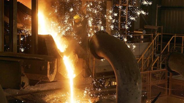 Une fonderie de métal en activité.