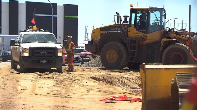 Des travailleurs de la construction sur un chantier à Sept-Îles.