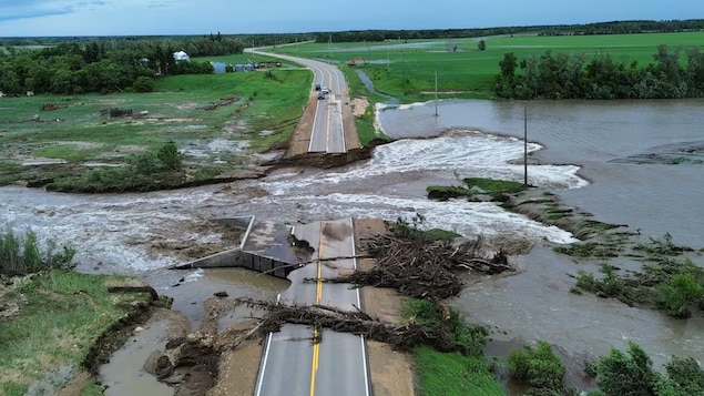 Un tronçon de l'autoroute 10 emporté par les eaux.