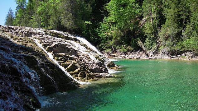 La chute de la rivière aux Émeraudes