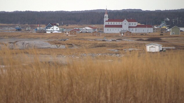 La municipalité de Rivière-au-Tonnerre. Une grande église et des bâtiments.