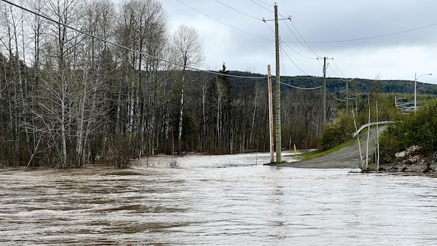 Une route inondée par la rivière Cascapédia.