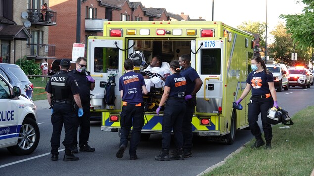 Un homme est transporté dans une ambulance.