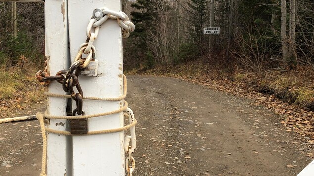 Des cadenas empêchent la circulation dans le territoire de la Seigneurie. Des cadenas empêchent la circulation dans le territoire de la Seigneurie.