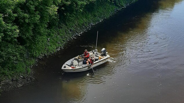 Un bateau dans la rivière.