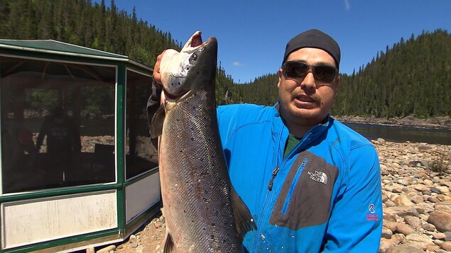 Un magnifique saumon pêché dans la rivière Moisie. Un magnifique saumon pêché dans la rivière Moisie.