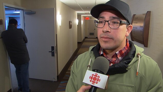 Le conseiller Jonathan St-Onge accorde une entrevue à Radio-Canada. Le conseiller Jonathan St-Onge accorde une entrevue à Radio-Canada.