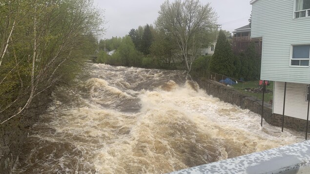 Le débit de la rivière Petite-Décharge est très puissant ce dimanche.