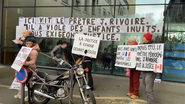 Direction l’Élysée pour un groupe réclamant l’extradition du prêtre Rivoire