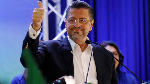 Le conservateur Rodrigo Chaves élu président du Costa Rica