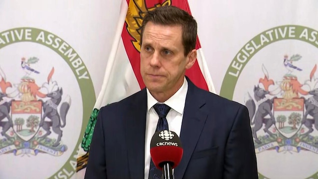 Rob Lantz donne une conférence de presse.