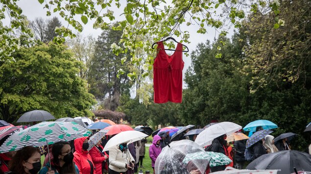 [En images] Journée de la robe rouge en C.-B. pour commémorer les femmes autochtones