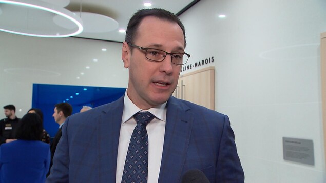 Jean-François Rooberge s'adresse aux journalistes.