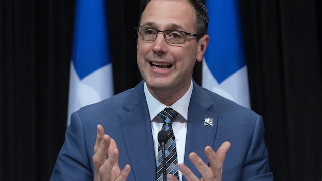 Le ministre Roberge lors d'une conférence de presse le 27 avril 2020