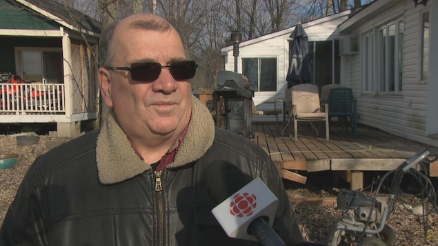 Robert Bergeron, un sinistré de municipalité de Pontiac, devant des maisons lors d'une entrevue. Robert Bergeron, un sinistré de municipalité de Pontiac, devant des maisons lors d'une entrevue.