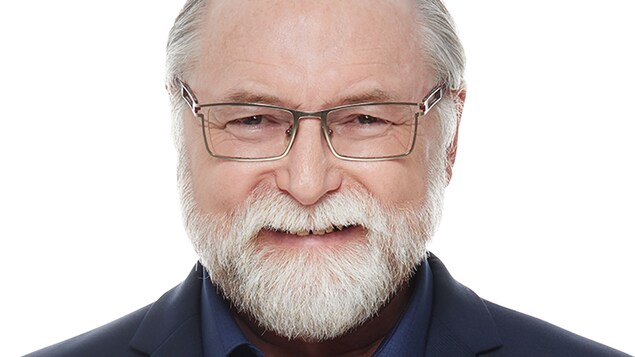 Portrait officiel de Robert Bussières regardant la caméra devant un arrière-plan neutre. Portrait officiel de Robert Bussières regardant la caméra devant un arrière-plan neutre.