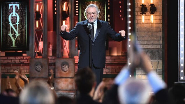 Des gens se lèvent lorsque l'acteur parle. Des gens se lèvent lorsque l'acteur parle.