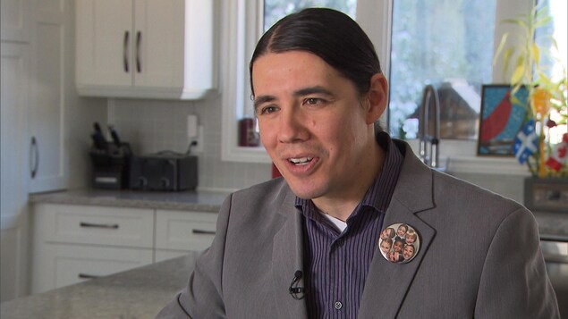 Dans sa cuisine, Robert-Falcon Ouellette Dans sa cuisine, Robert-Falcon Ouellette
