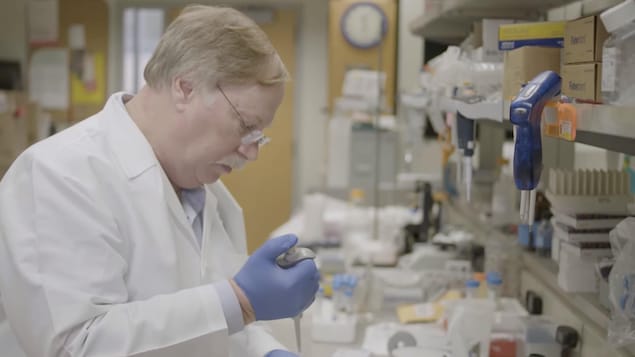 Un homme plutôt âgé mène des expériences dans un laboratoire.