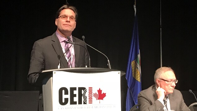 Robert Hornung prononce une allocution lors de la conférence organisée par l’Institut canadien de recherche sur l’énergie. Robert Hornung prononce une allocution lors de la conférence organisée par l’Institut canadien de recherche sur l’énergie.