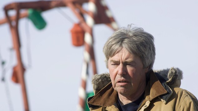 Robert Latimer parle à des membes des médias sur sa ferme près de Wilkie, en Saskatchewan.