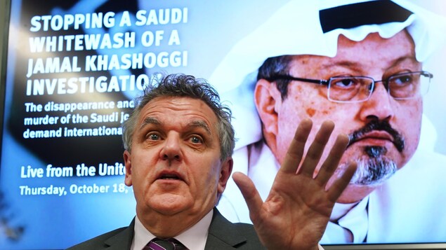 Robert Mahoney fait un geste de la main devant un écran appelant à une enquête internationale de l'ONU dans l'affaire Khashoggi. Robert Mahoney fait un geste de la main devant un écran appelant à une enquête internationale de l'ONU dans l'affaire Khashoggi.