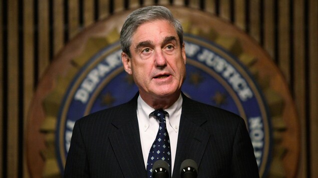 Robert Mueller s'adresse aux journalistes.