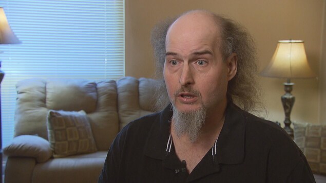 Un homme aux cheveux ébouriffés gris et une petite barbichette Un homme aux cheveux ébouriffés gris et une petite barbichette