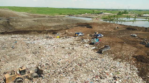 Des camions enfouissent les déchets sur le site d'enfouissement à Lachenaie. Image prise par le drone.