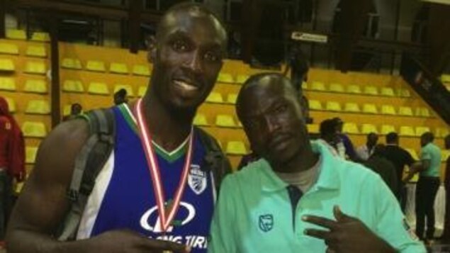 Robinson Opong en compagnie de son oncle Sunday au terme d'un match des City Oilers de Kampala, en Ouganda Robinson Opong en compagnie de son oncle Sunday au terme d'un match des City Oilers de Kampala, en Ouganda