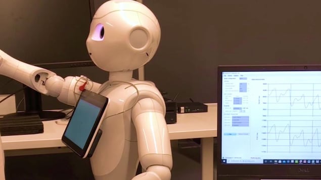 Un robot est prêt à prendre votre pression artérielle