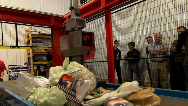 Le bras articulé du robot créé par Waste Robotics trie les sacs remplis de restes de table. Le bras articulé du robot créé par Waste Robotics trie les sacs remplis de restes de table.