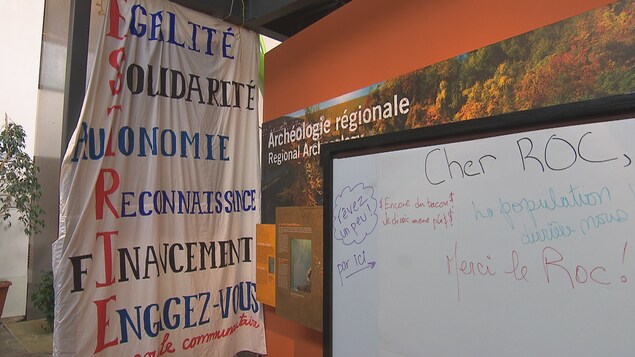 Affiches dénonçant le manque de financement des organismes communautaires.