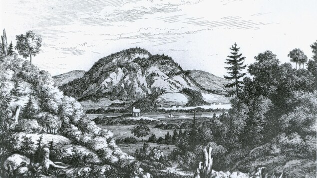 Le Rocher de Campbellton vu du ruisseau Monier, derrière La Petite Rochelle Le Rocher de Campbellton vu du ruisseau Monier, derrière La Petite Rochelle