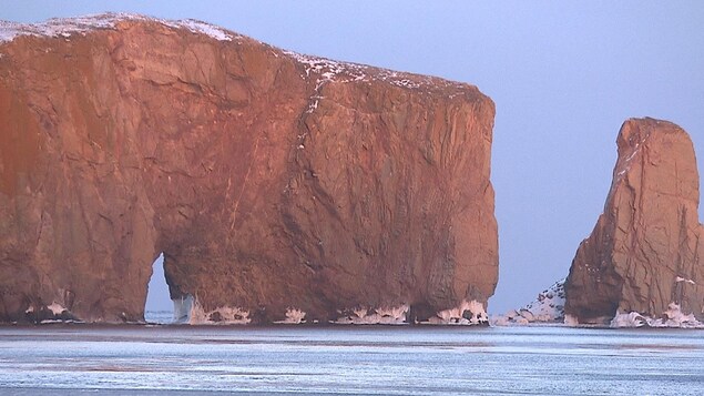 Le rocher Percé dans sa livrée d'hiver.