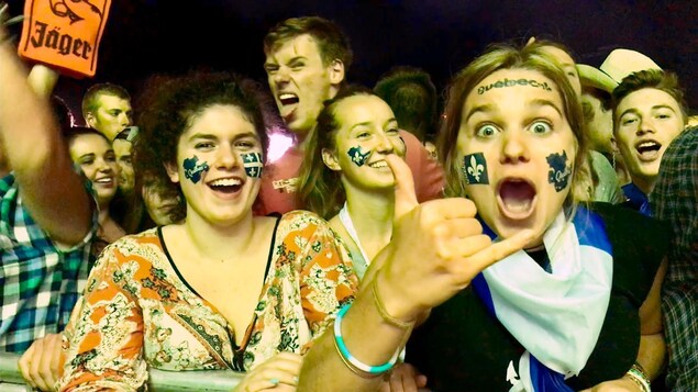 Des spectateurs au Rockfest ont le visage tatoué de fleurs de lys. Des spectateurs au Rockfest ont le visage tatoué de fleurs de lys.