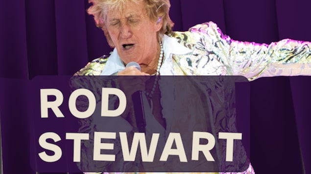 Rod Stewart en performance sur scène. Il tient un microphone à deux mains, les yeux fermés et la bouche ouverte comme s'il chantait avec passion. Stewart a ses cheveux blonds hérissés caractéristiques et porte une veste argentée irisée et chatoyante par-dessus une chemise foncée et un gilet doré ou crème à motifs.