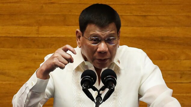 Nagasasalita sa podium si Rodrigo Duterte.